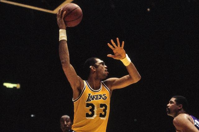 布莱顿老板被其公司一名前雇员指控，运营6亿镑秘密赌球集团（前雇员与其前公司就博彩相关说法引发争议）