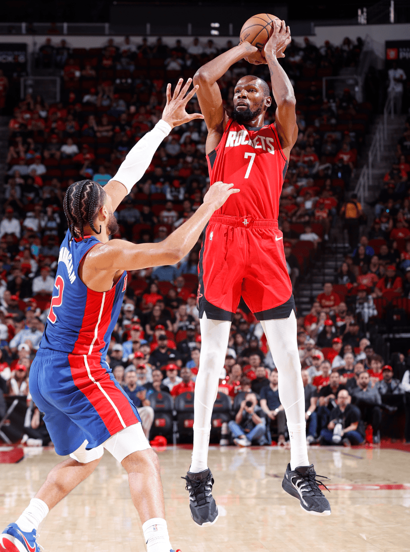 率队晋级美职联1／4决赛后，梅西现场观看儿子训练（带队闯入美职联八强后，梅西现场旁观儿子训练）