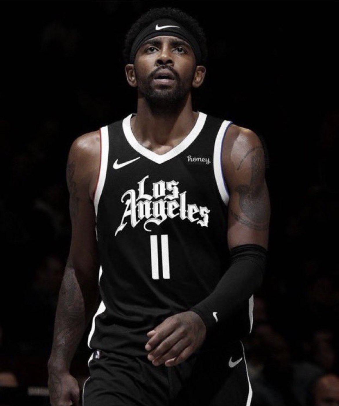 詹姆斯两双数据跻身队史前十，湖人负马刺止步NBA杯八强（詹姆斯两双升至队史前十，湖人不敌马刺无缘NBA杯四强）