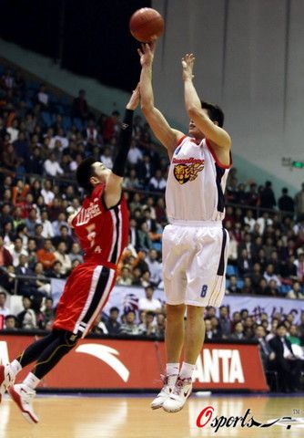 欧冠第4轮前瞻：双战术体系的博弈，两位神锋大战“群狼”（欧冠第4轮看点：两套战术正面碰撞，双神锋硬撼狼群）