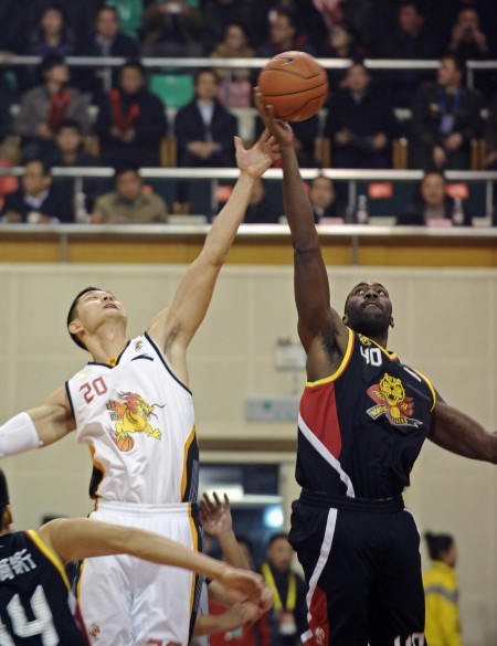 杨鸣：辽宁队正经历新老交替阵痛期，相信联赛开始前会有变化（杨鸣：辽宁队处于新老更替阵痛期，预计联赛开打前会有调整）