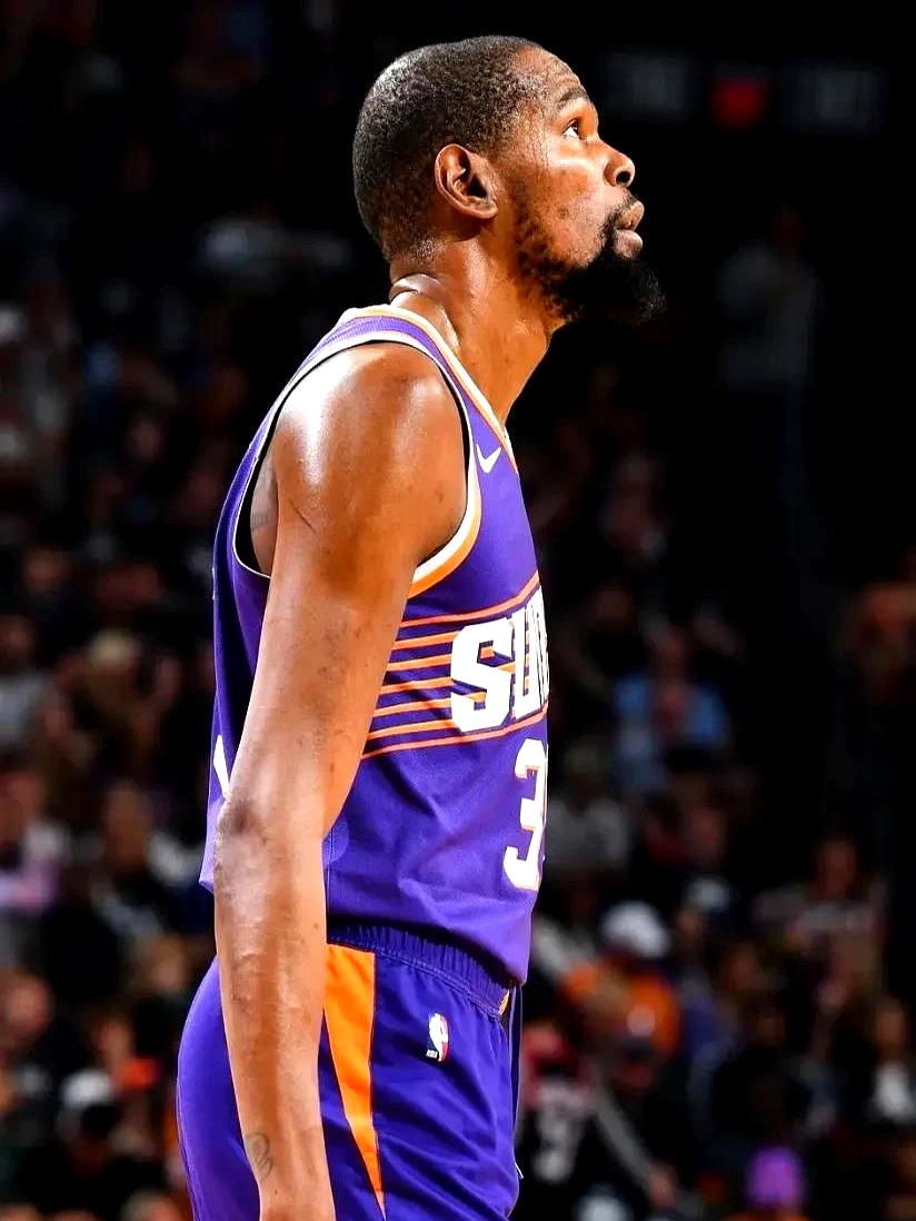 世体：内马尔一次支撑失误后接受处理，问题不大但引发了担忧（世体：内马尔支撑动作失误后接受处理，伤情轻微却引发忧虑）