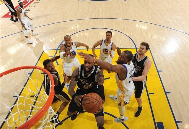 莱奥罚点前铃木彩艳对他说踢右边，最终莱奥踢向右边并且罚进（铃木彩艳点球前建议踢右，莱奥照做右侧破门）