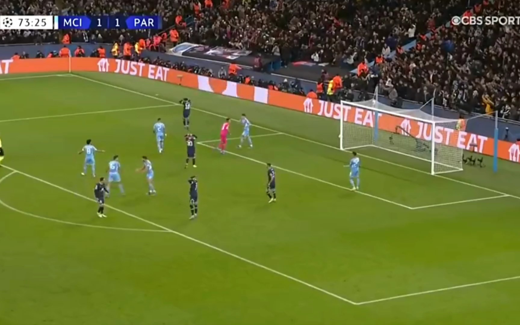 拜仁慕尼黑莱万帽子戏法再创纪录（莱万帽子戏法助拜仁再创纪录）